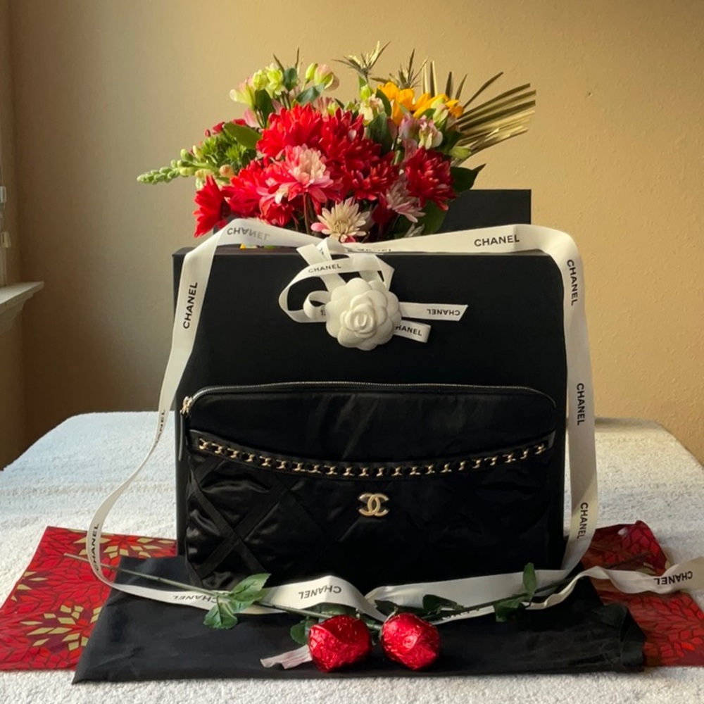 🌹 CHANEL LARGE POUCH WITH FOLDABLE TOTE BAG 🌹NWT🌹 - Picture 3 of 16